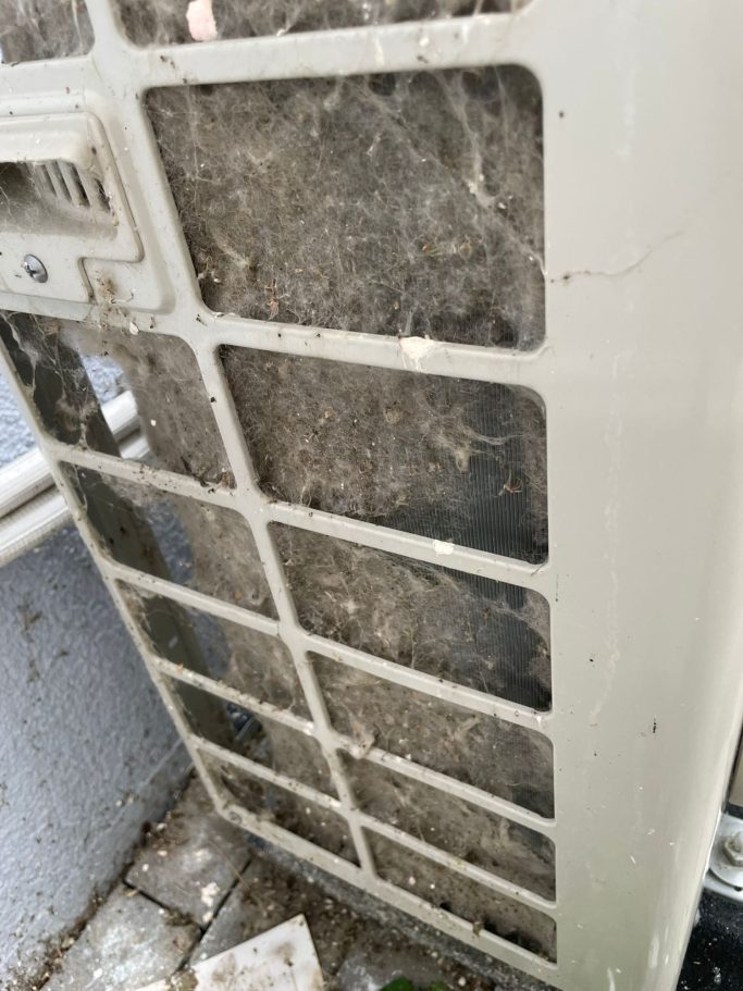 Verschmutzter Luftfilter mit Staub und Schmutzansammlungen.