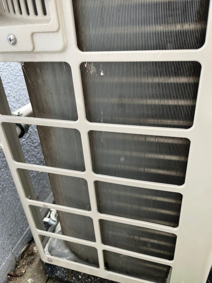 Kühlschrankrückseite mit Gitterstruktur und sichtbaren Kühlrippen.